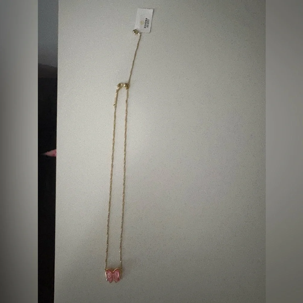 Kendra Scott Haley Bow Gold Short Pendant Necklace in blush mother-of-pearl - Picture 3 of 6